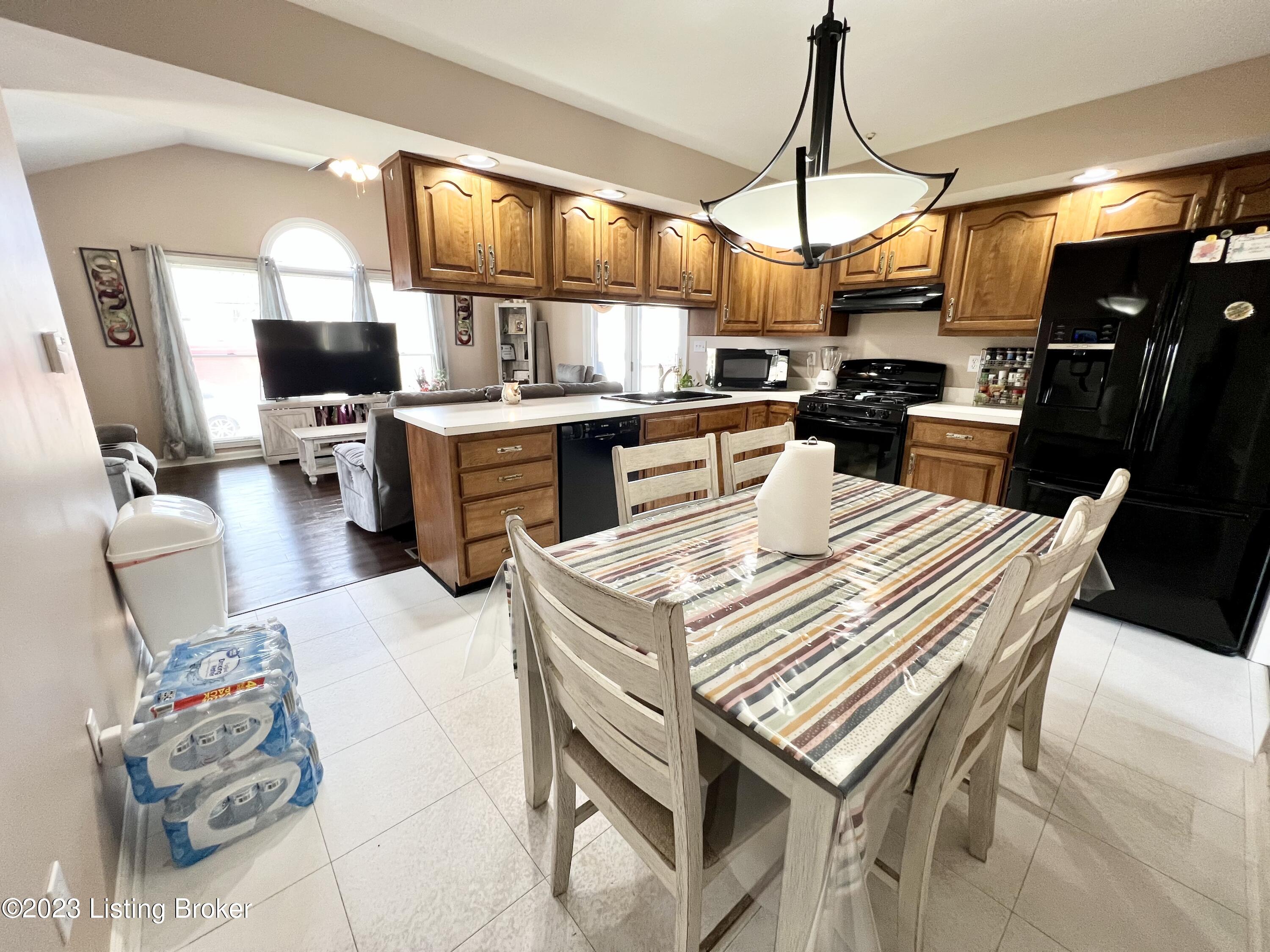 4604 Sandhill Road Louisville, KY 40219 - Photo 11 of 35 BE13F5FD-CA84-4610-BEC5-62975CE65C03