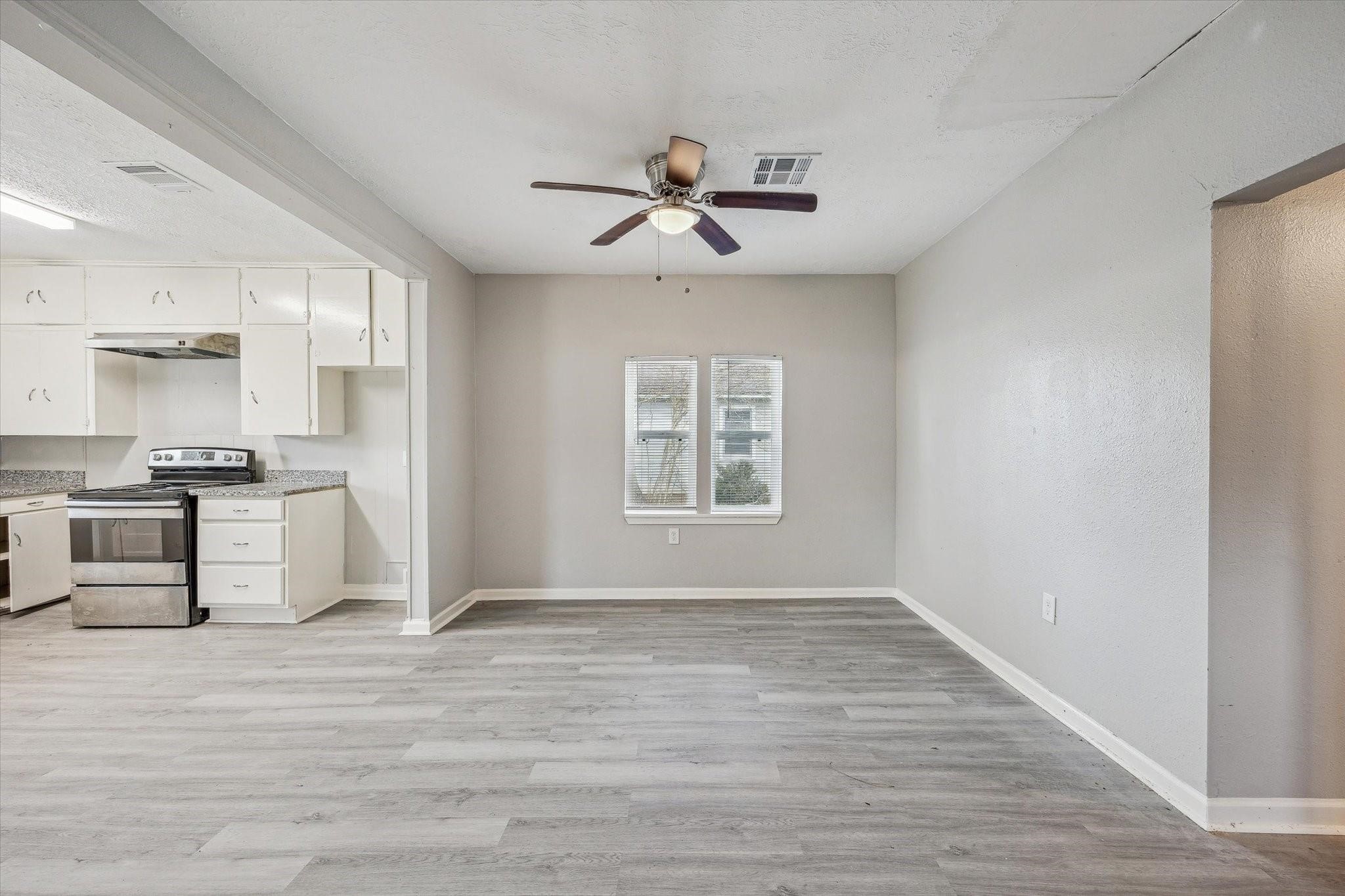 710 East Magnolia Street Angleton, TX 77515 - Photo 5 of 11