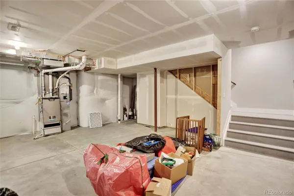 a view of a livingroom with furniture and a ceiling fan