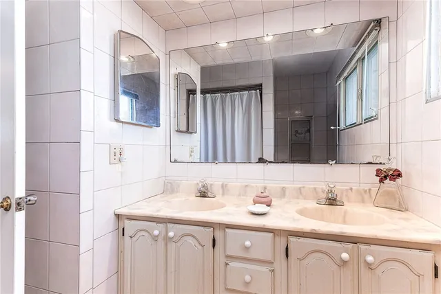 $950,000 | 160 Oakwoods Drive, South Kingstown, RI 02879