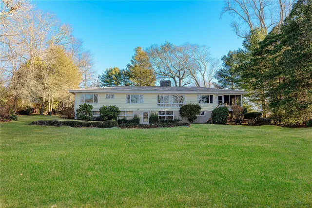 $950,000 | 160 Oakwoods Drive, South Kingstown, RI 02879