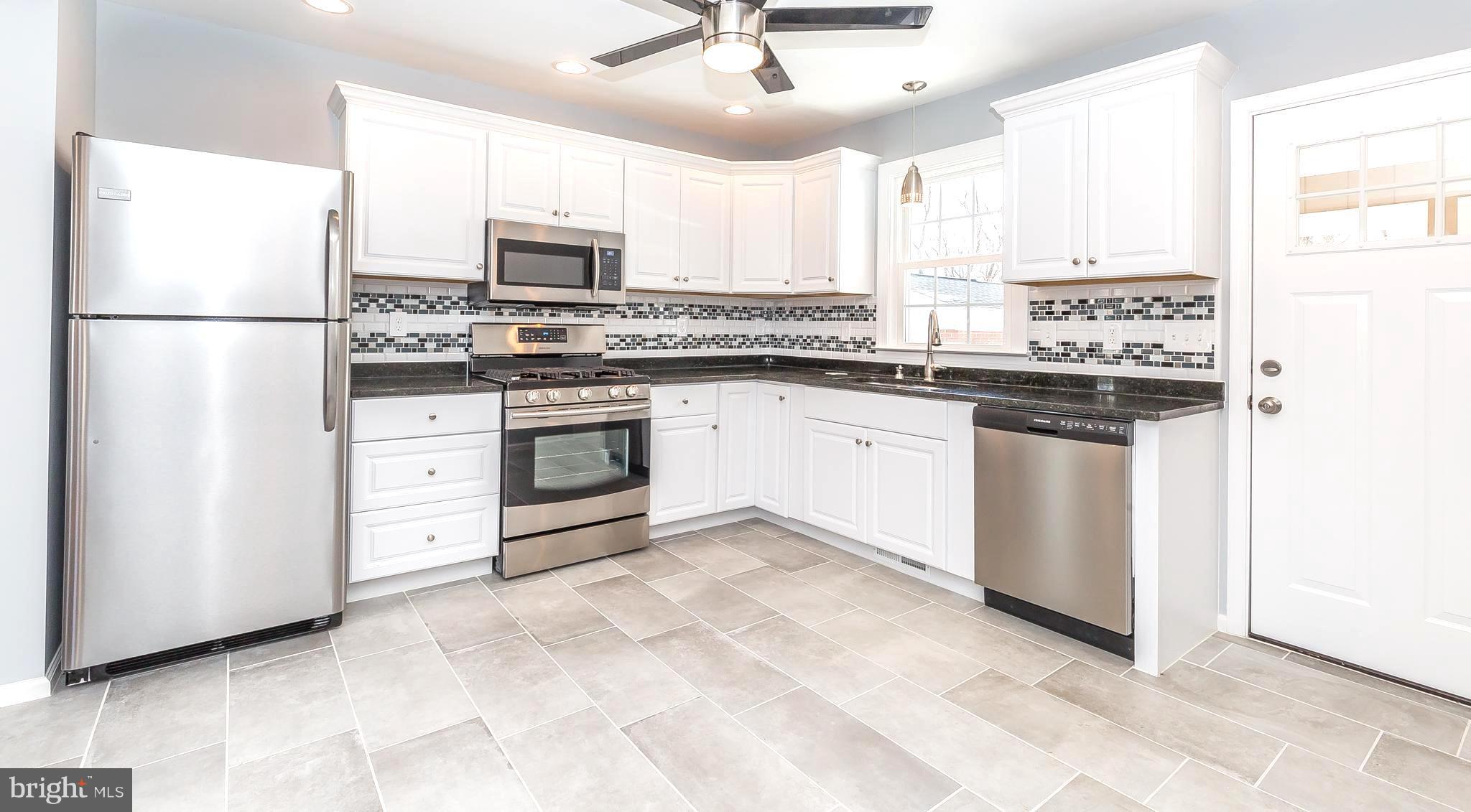 STUNNING NEW KITCHEN, FLOOR TO CEILING!!