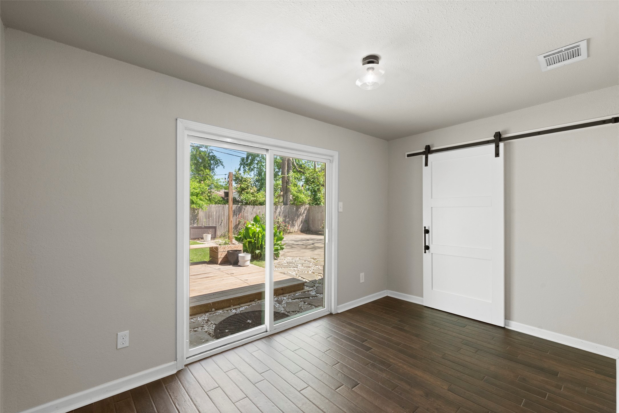 709 East 41st Street Houston, TX 77022 - Photo 17 of 25
