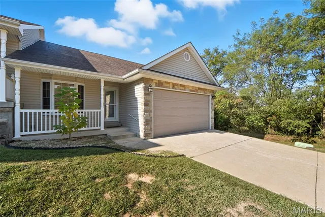 $259,900 | 2715 Royal Oak Drive, High Ridge, MO 63049