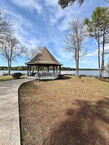 6430 Lookout Point Circle Midlothian, VA 23112 - Photo 4 of 36