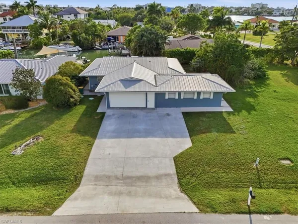 a view of a house with backyard and garden