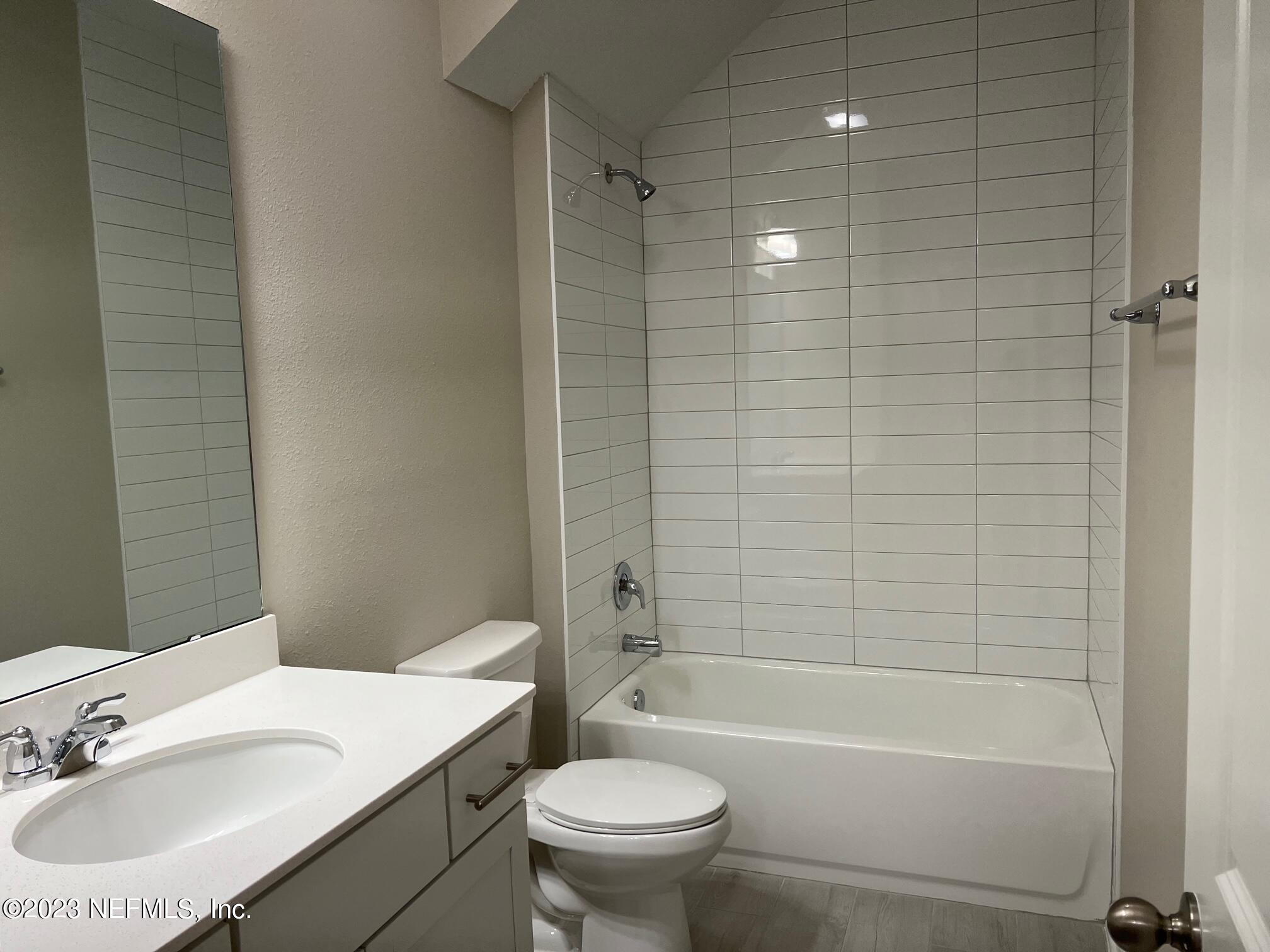 63 Yardley Ct Street St. Augustine, FL 32092 - Photo 14 of 54 a bathroom with a sink a toilet and a bathtub