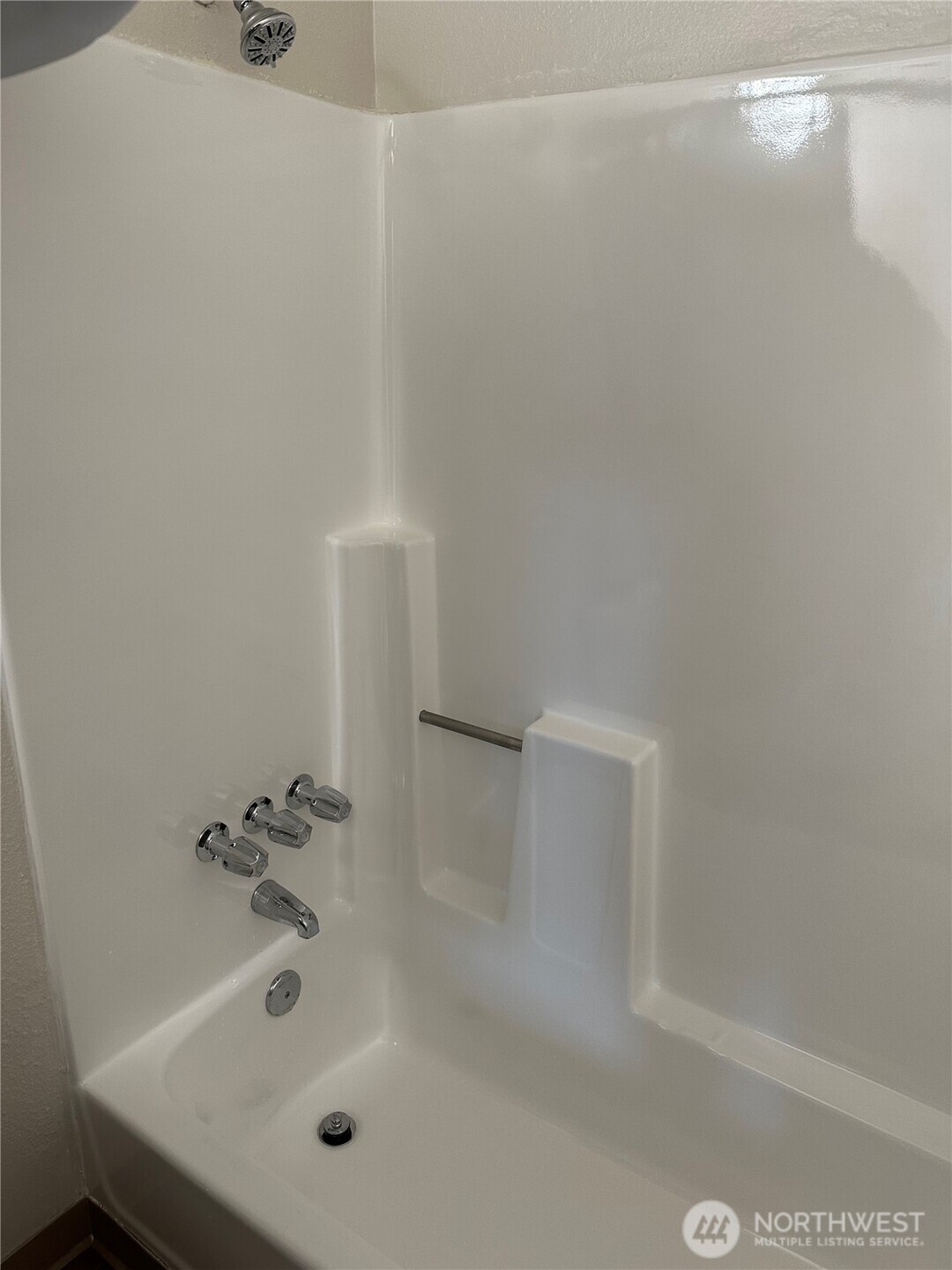 1111 West Market Street Aberdeen, WA 98520 - Photo 35 of 40 a bathroom with a white bath tub