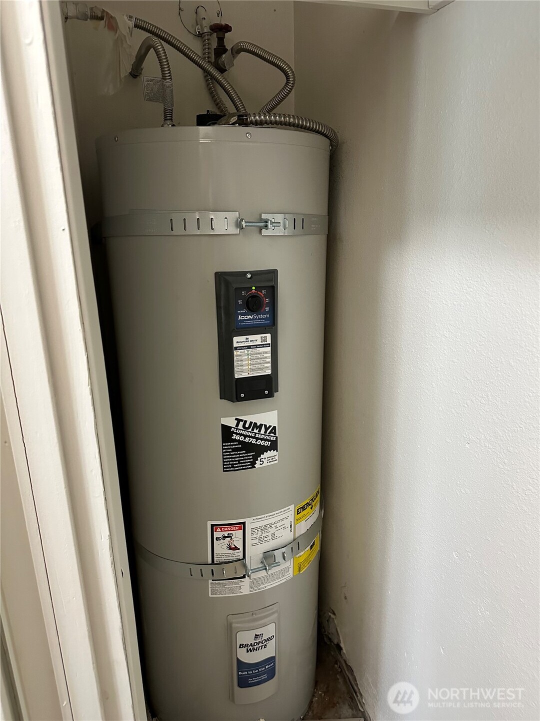 1111 West Market Street Aberdeen, WA 98520 - Photo 10 of 40 a view of water heater