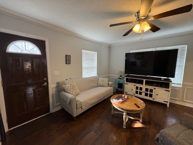 125 McGinness Avenue Carthage, TN 37030 - Photo 6 of 28 a living room with furniture and a flat screen tv