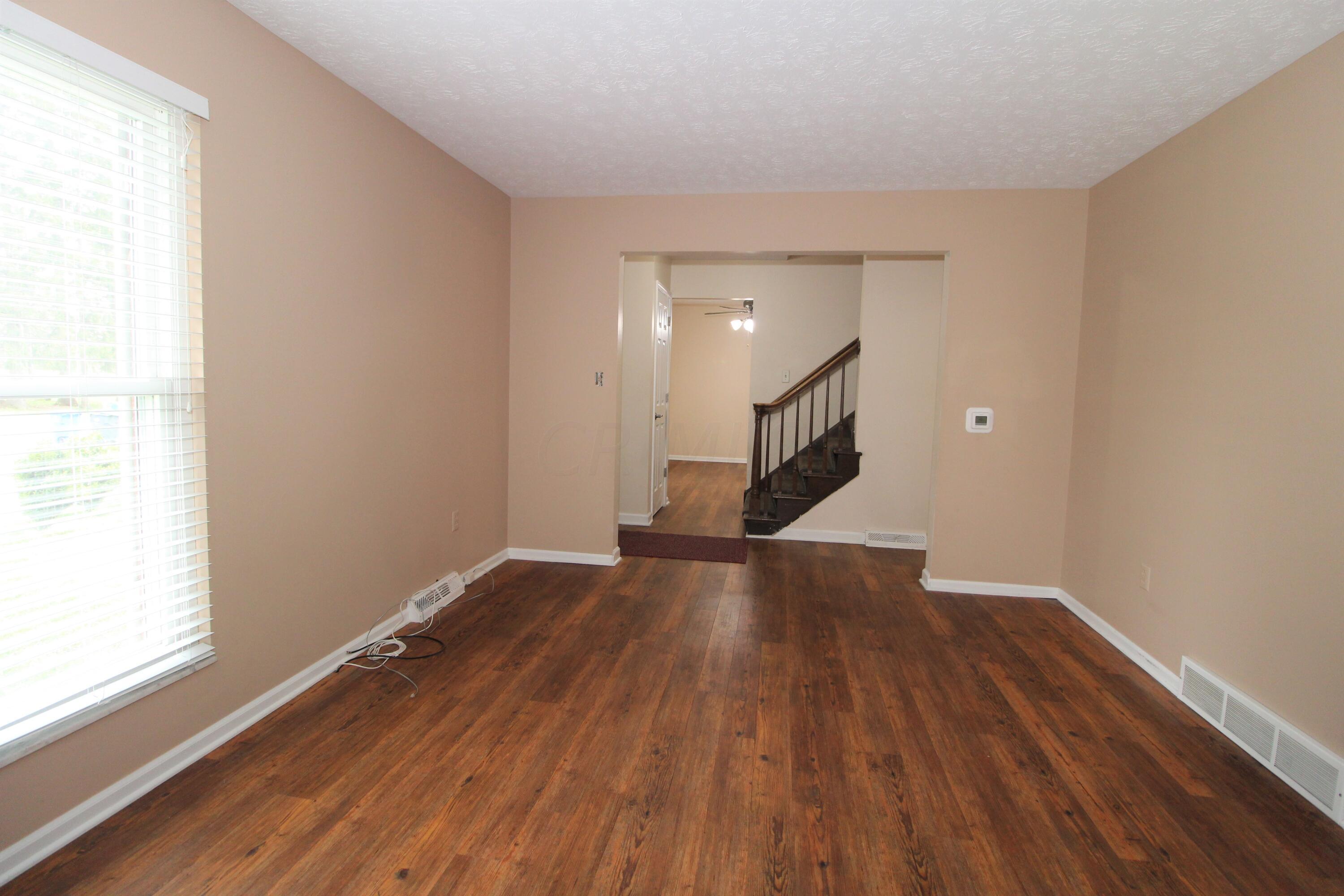 411 Clotts Road Columbus, OH 43230 - Photo 8 of 36 Living Room
