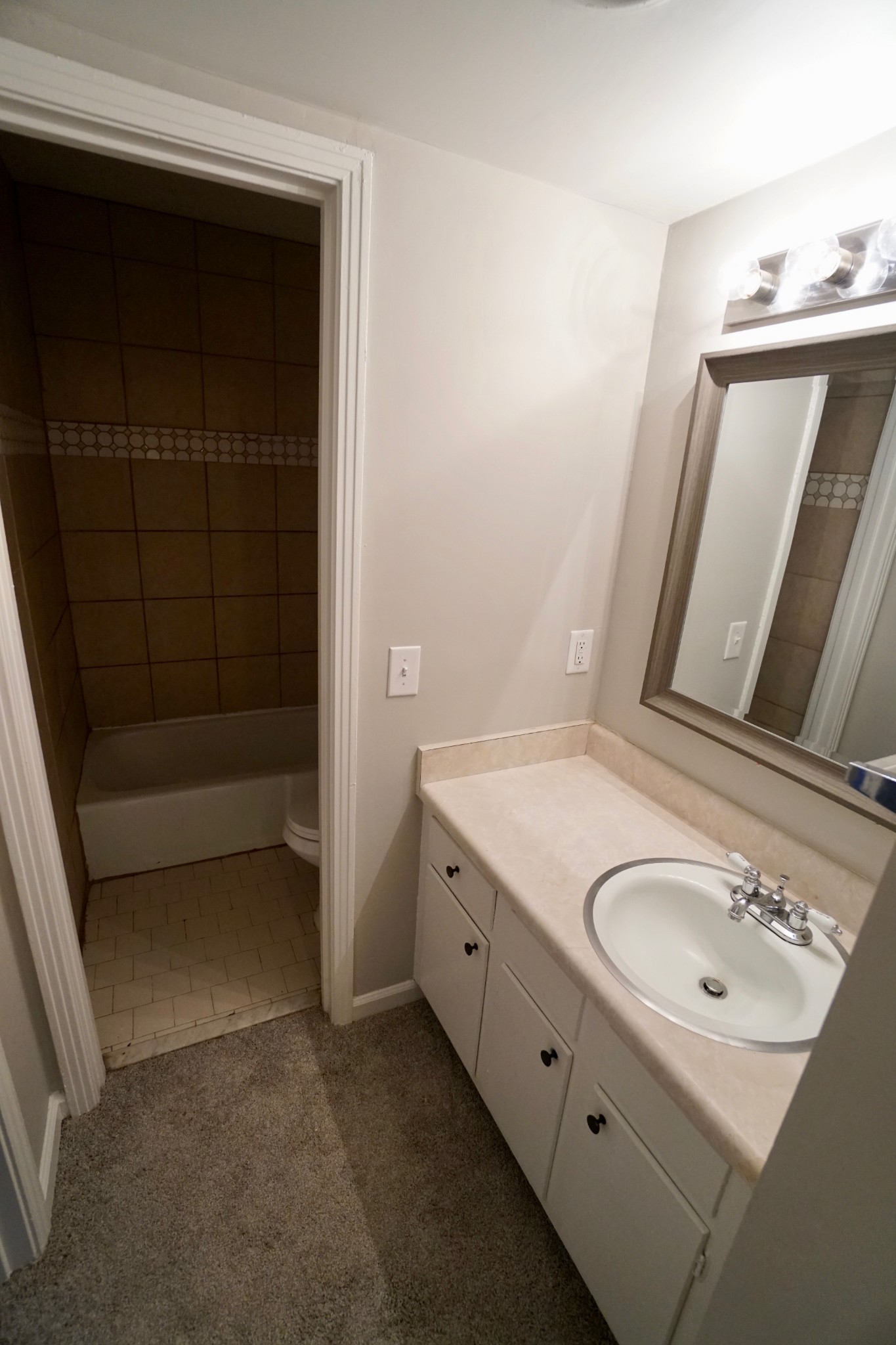 500 Paragon Mills Road, Unit B7 Nashville, TN 37211 - Photo 7 of 9 a bathroom with a sink a mirror and a shower