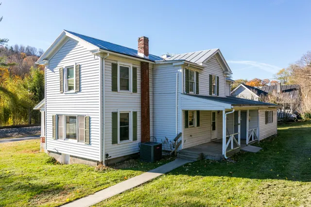 a view of house with a yard