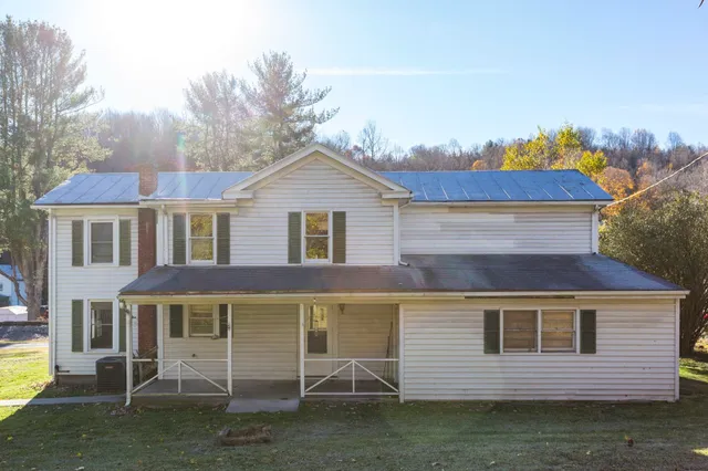 a view of a yard in front of a house
