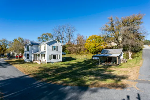 a view of a house with a yard