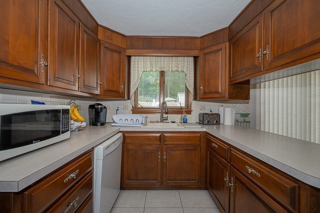83 Middlesex Avenue Worcester, MA 01604 - Photo 8 of 17