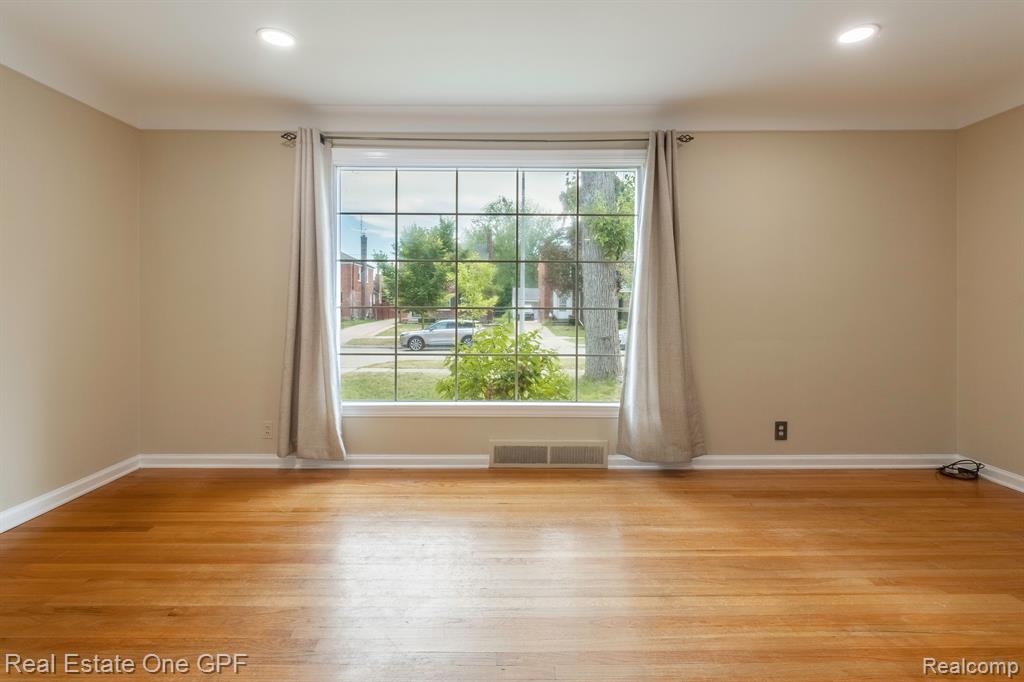 1638 Bournemouth Road Grosse Pointe Woods, MI 48236 - Photo 5 of 31