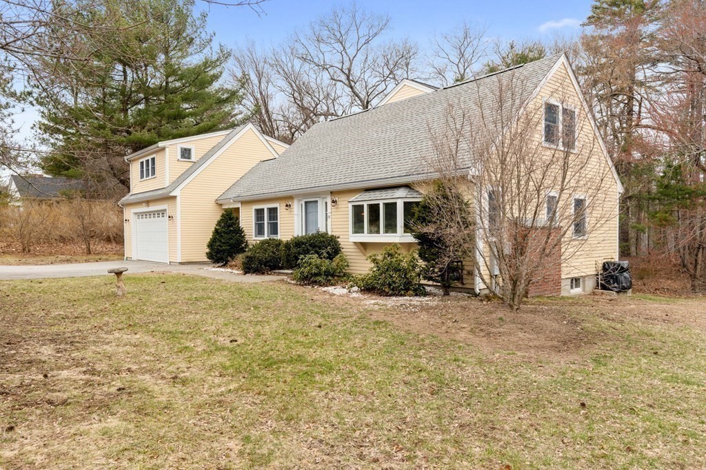 14 Walker Road Topsfield, MA 01983 - Photo 1 of 40 Gallery Image 1