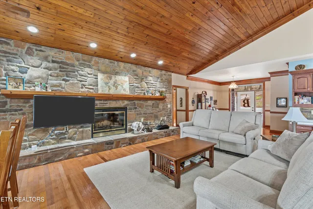 $1,550,000 | 489 Fox Lake Lane, La Follette, TN 37766