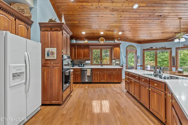 $1,550,000 | 489 Fox Lake Lane, La Follette, TN 37766