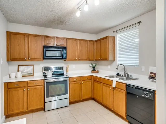 $327,500 | 5933 Thoroughbred Trail, Denton, TX 76210