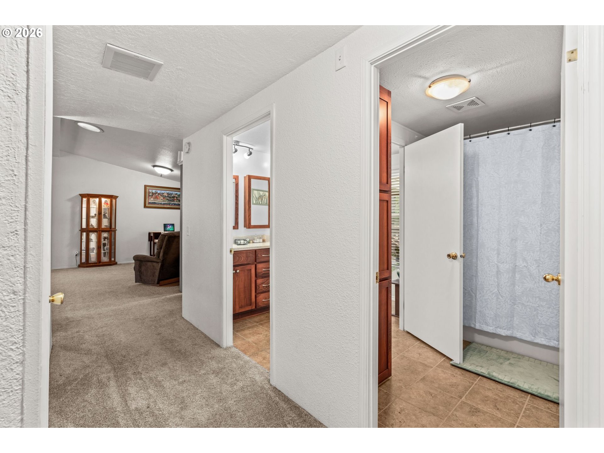 49400 Eagle Rock Place Vida, OR 97488 - Photo 28 of 48 a view of a big room with closet and windows