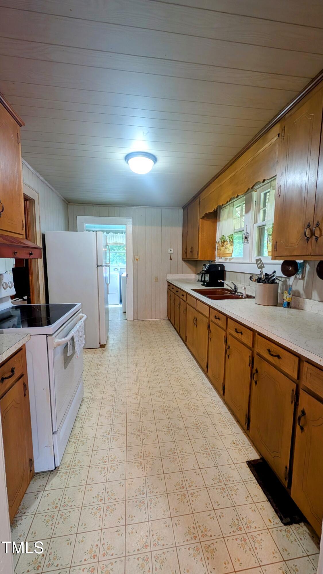 1529 West Hanover Road Burlington, NC 27217 - Photo 10 of 41 PXL_20250805_201625548~2