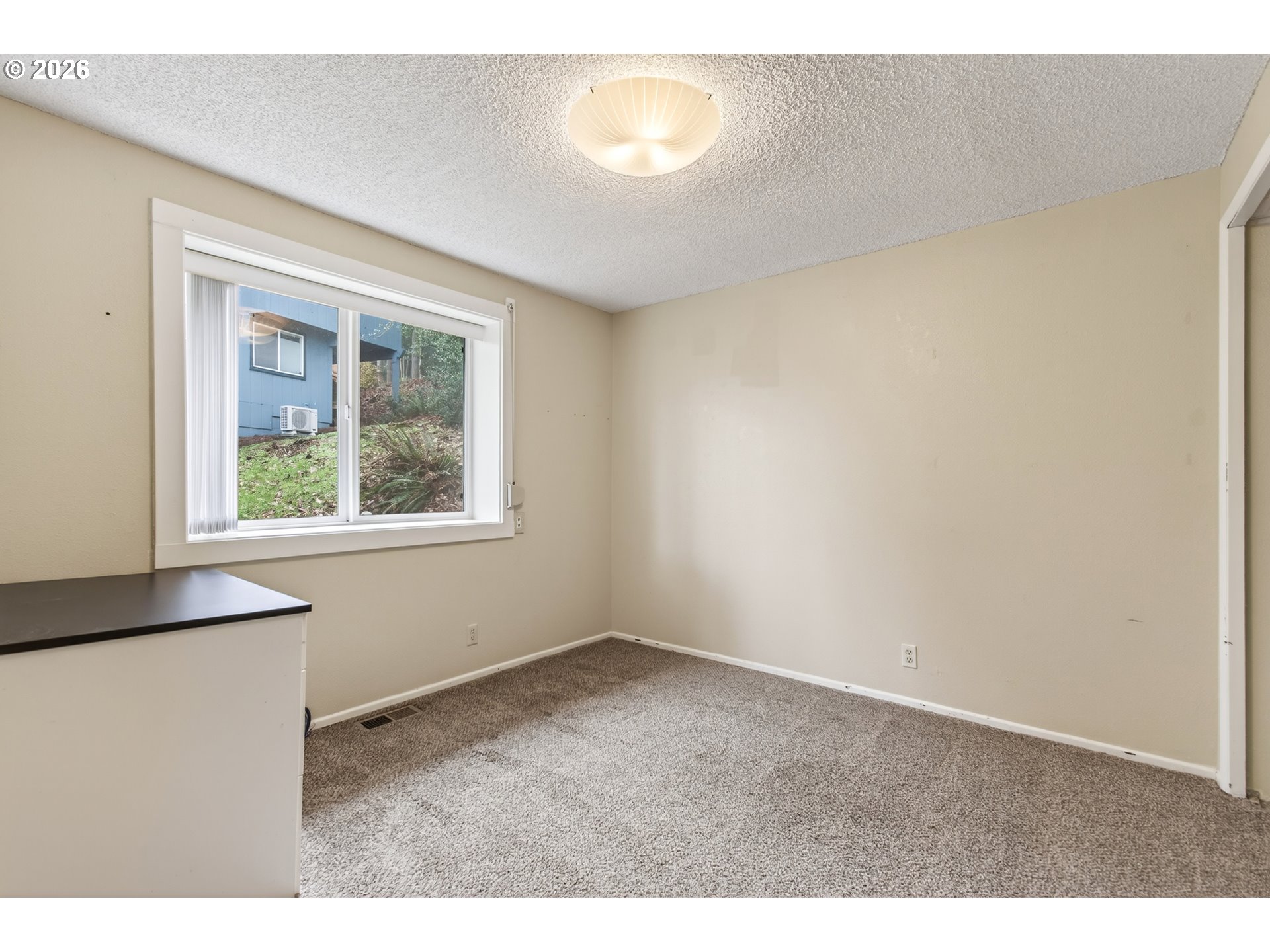 2090 Graham Drive Eugene, OR 97405 - Photo 21 of 30 an empty room with a window