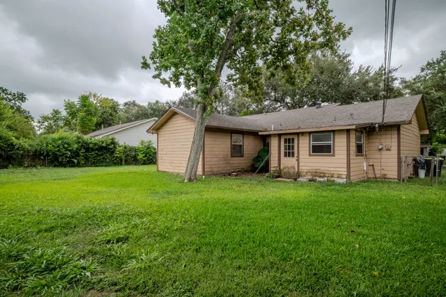 a view of a house with backyard and garden