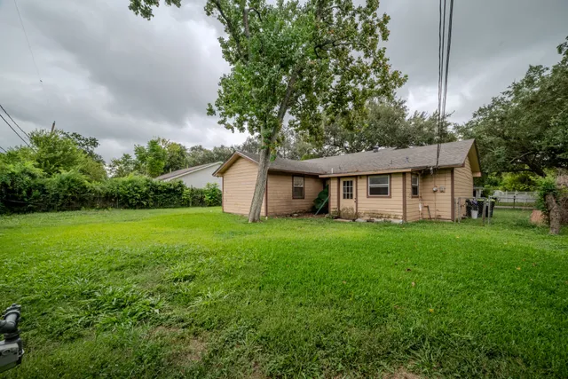 a view of a house with backyard and garden