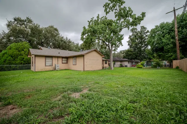 a view of a house with backyard and garden