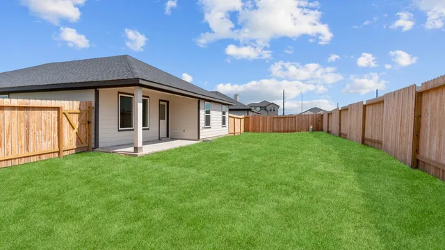 a view of a house with backyard