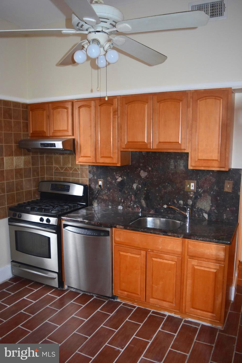 138 R Street Northeast Washington, DC 20002 - Photo 6 of 24 Kitchen