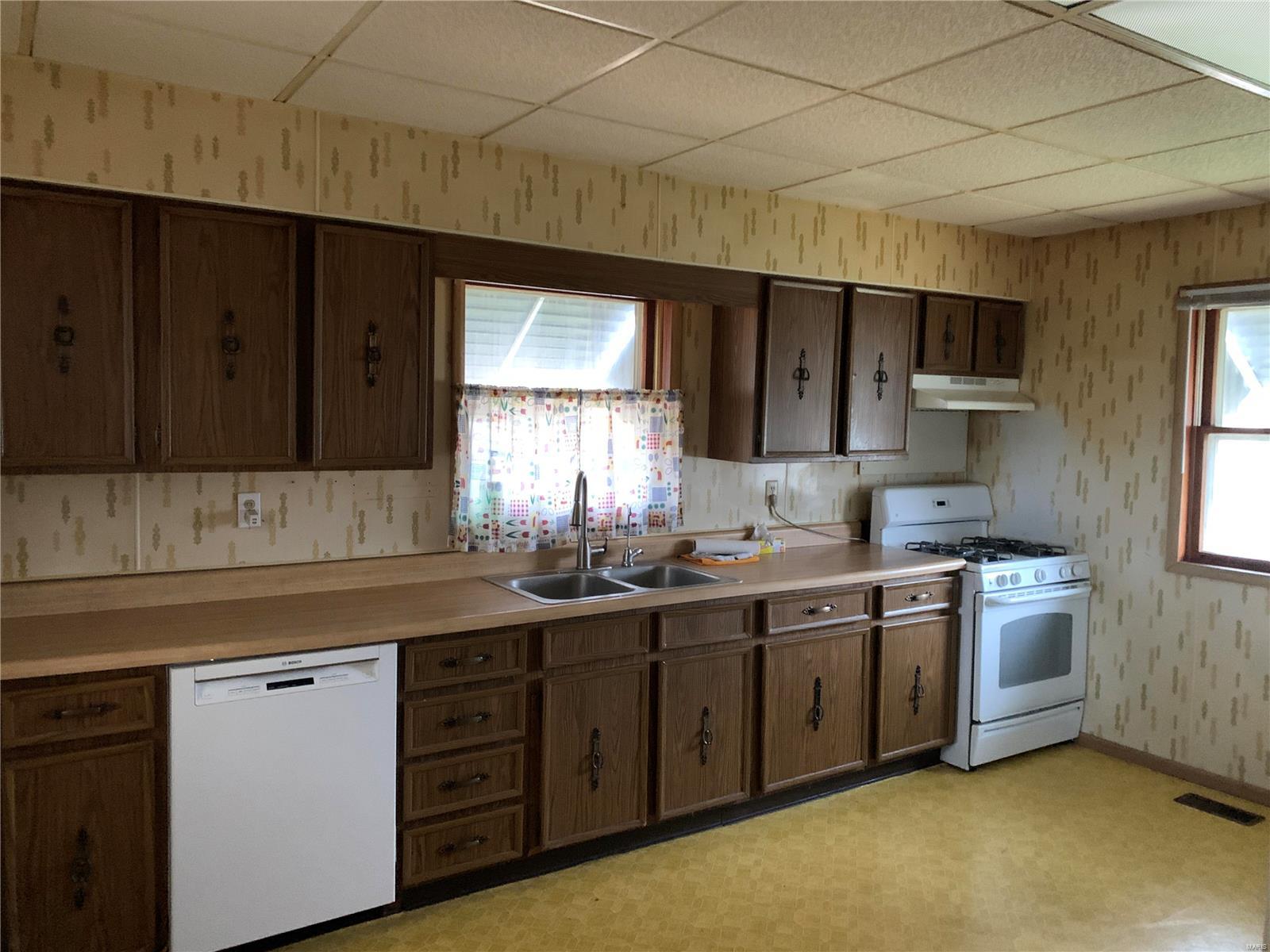 20161 Staunton Road Staunton, IL 62088 - Photo 2 of 16