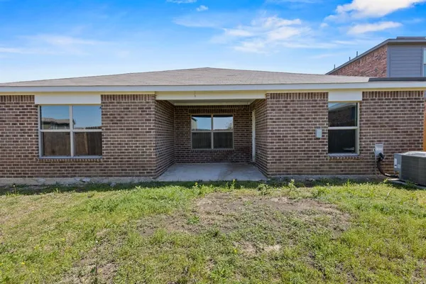 a view of front of a house with a yard