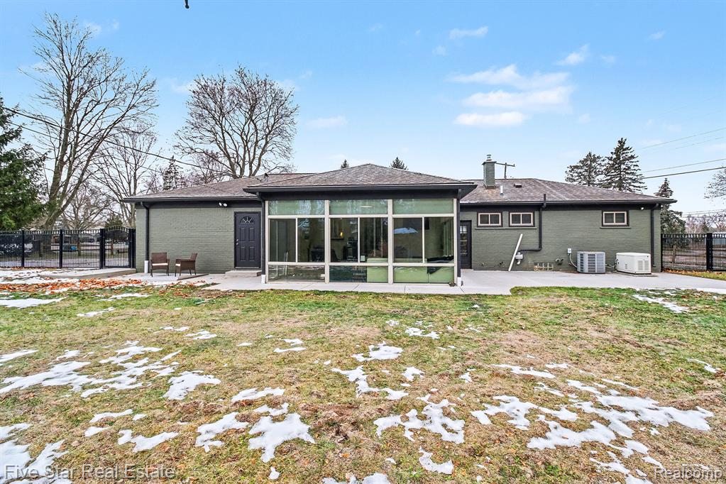 1756 Pedersen Road Walled Lake, MI 48390 - Photo 6 of 33 Gallery Image 6