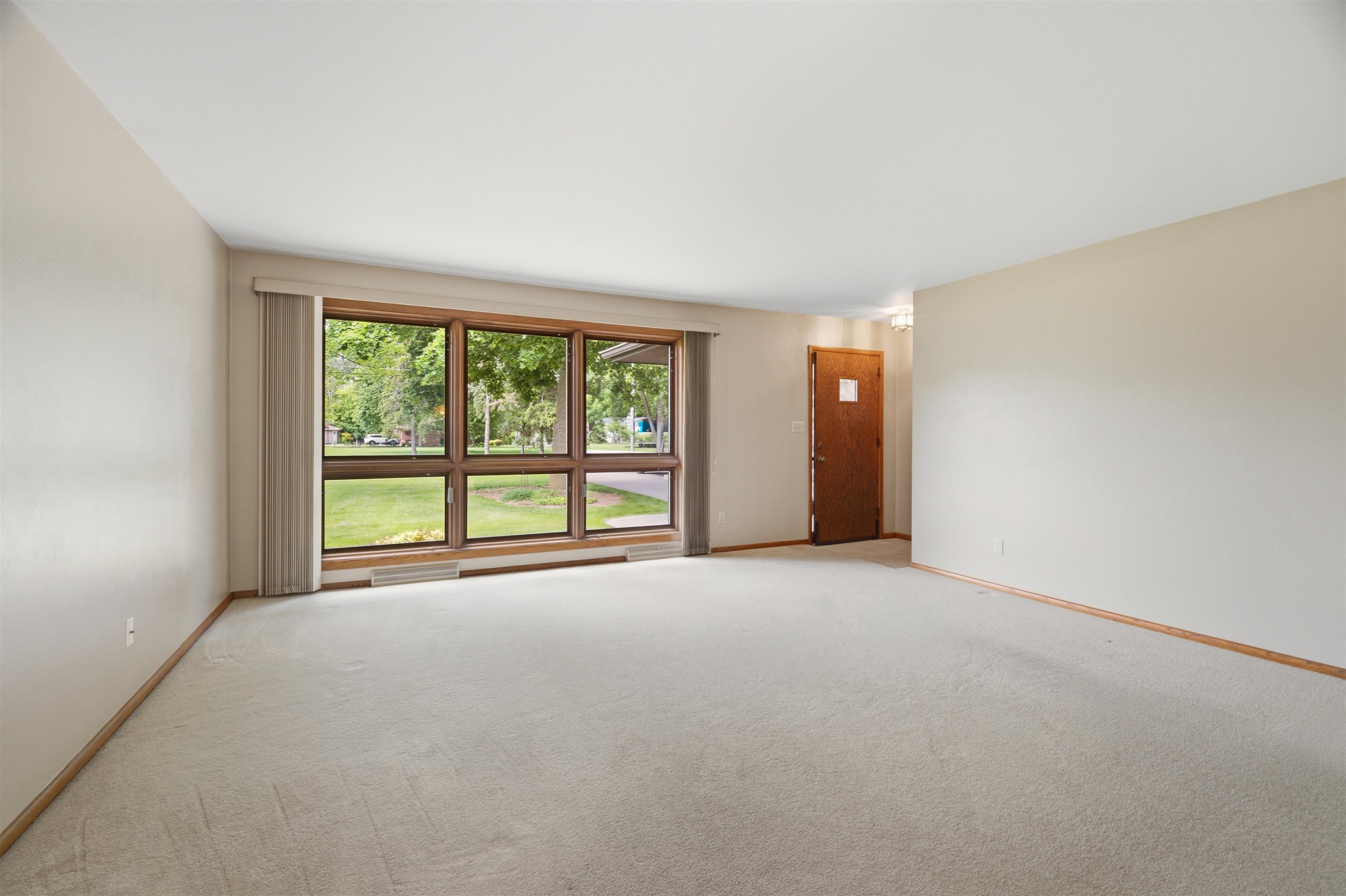 1102 South Ridge Lane Appleton, WI 54914 - Photo 3 of 52