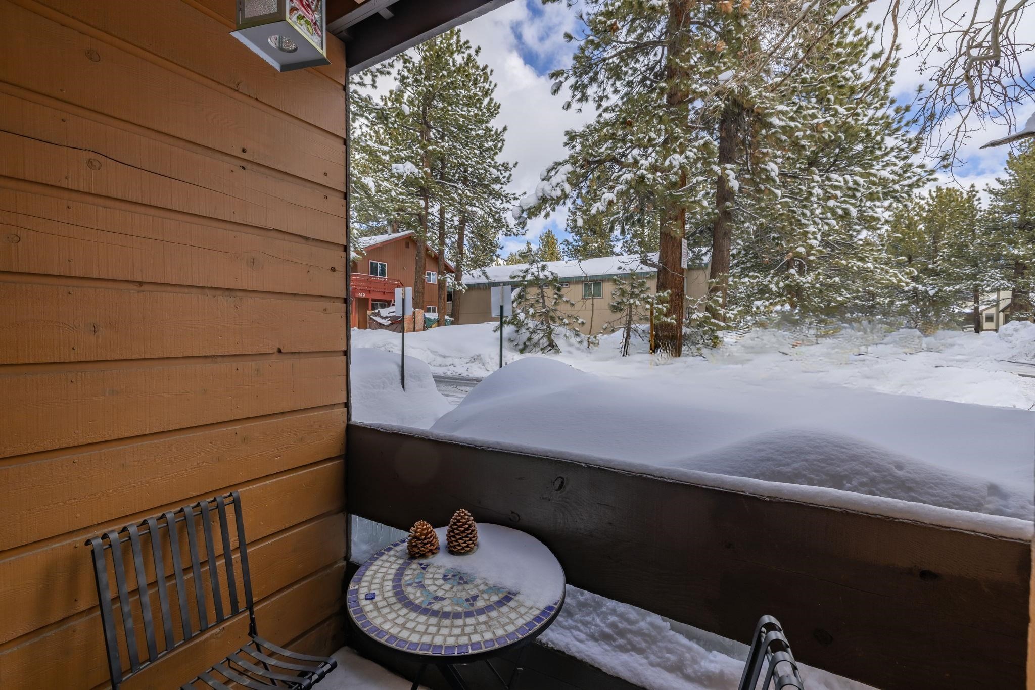 2499 Sierra Nevada Road, Unit R2 Mammoth Lakes, CA 93546 - Photo 8 of 26 a view of a balcony dining area