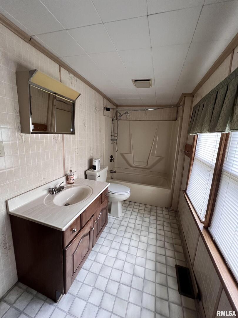 202 Wilson Street Anna, IL 62906 - Photo 15 of 18 a bathroom with a sink a toilet and mirror