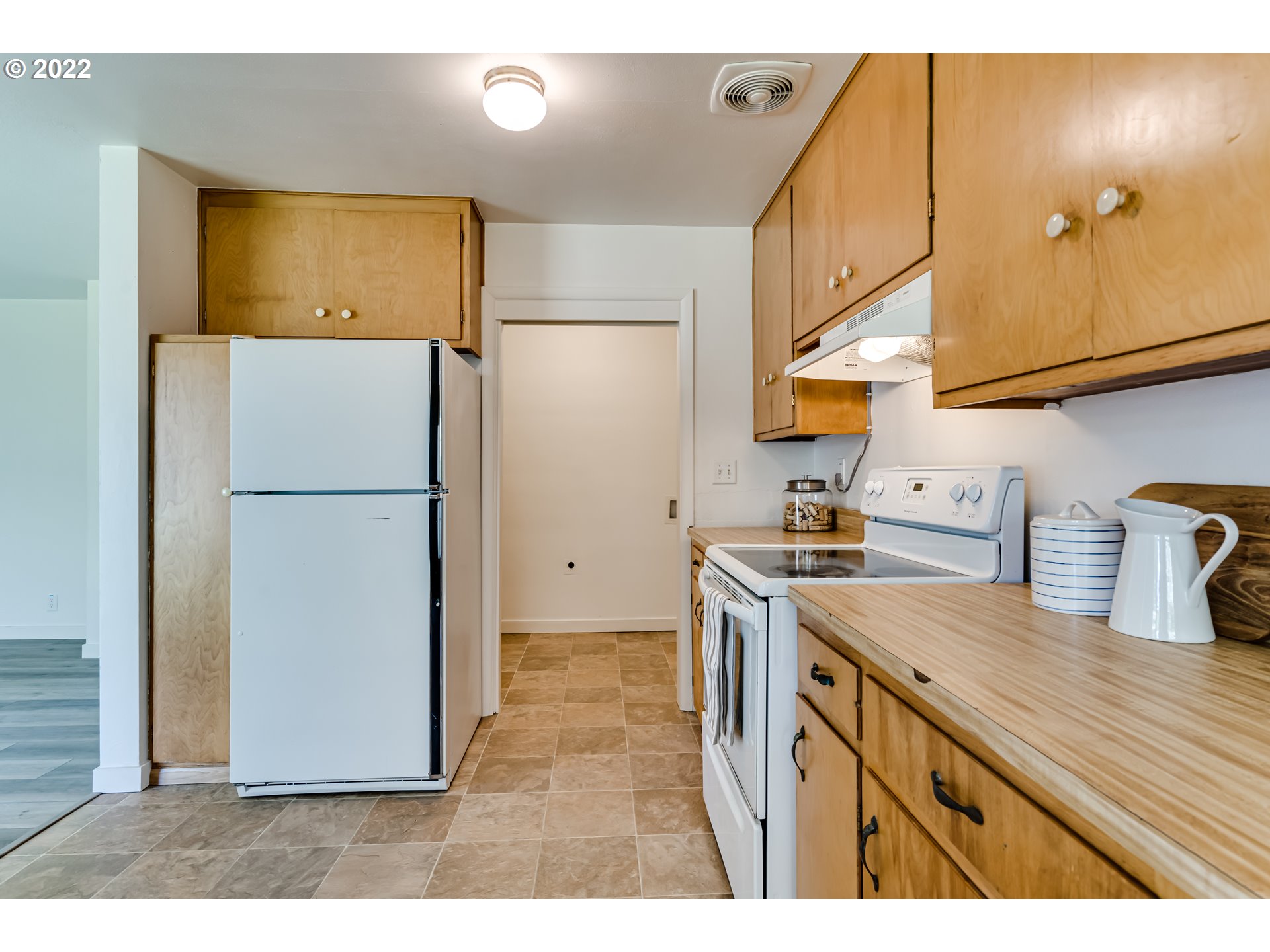 2866 Manor Drive Springfield, OR 97477 - Photo 13 of 32 a kitchen with a refrigerator and a sink
