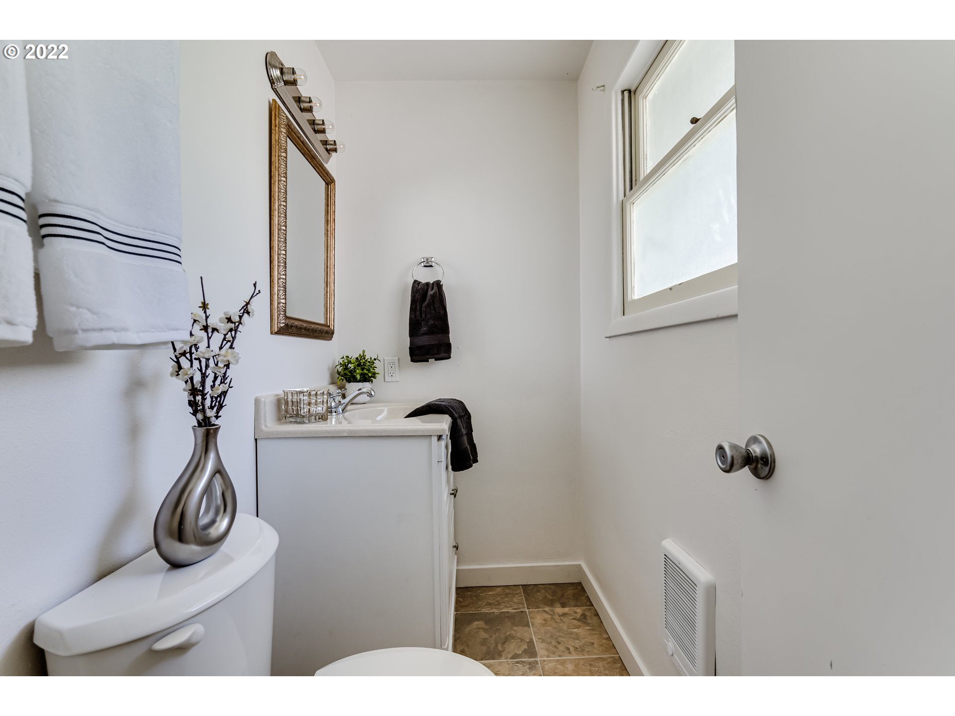 2866 Manor Drive Springfield, OR 97477 - Photo 18 of 32 a bathroom with a sink and mirror