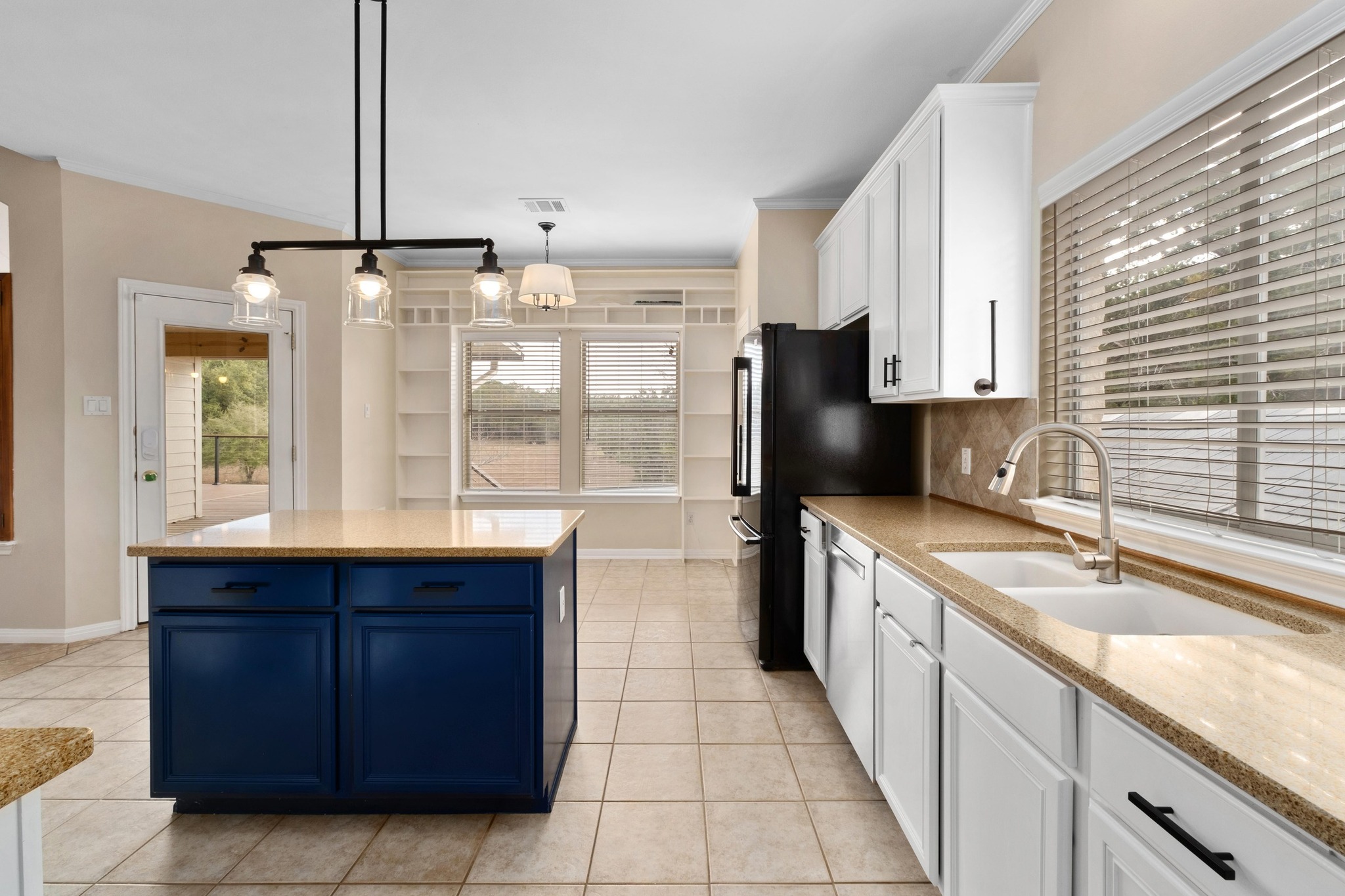 1021 Westland Ridge Road Dripping Springs, TX 78620 - Photo 11 of 33 Kitchen with center island