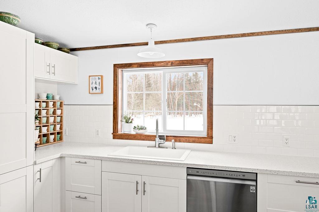 5667 Lester River Road Duluth, MN 55804 - Photo 11 of 35 Kitchen