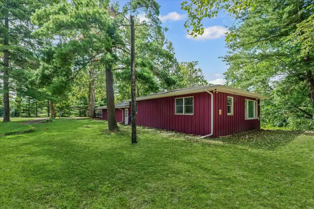 a house that is sitting in the grass