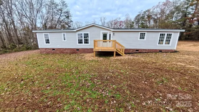 a view of a house with backyard