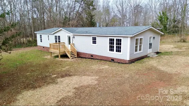 a view of a house with backyard