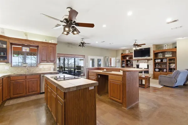 $2,500,000 | 30875 North Us Highway, Lipan, TX 76462