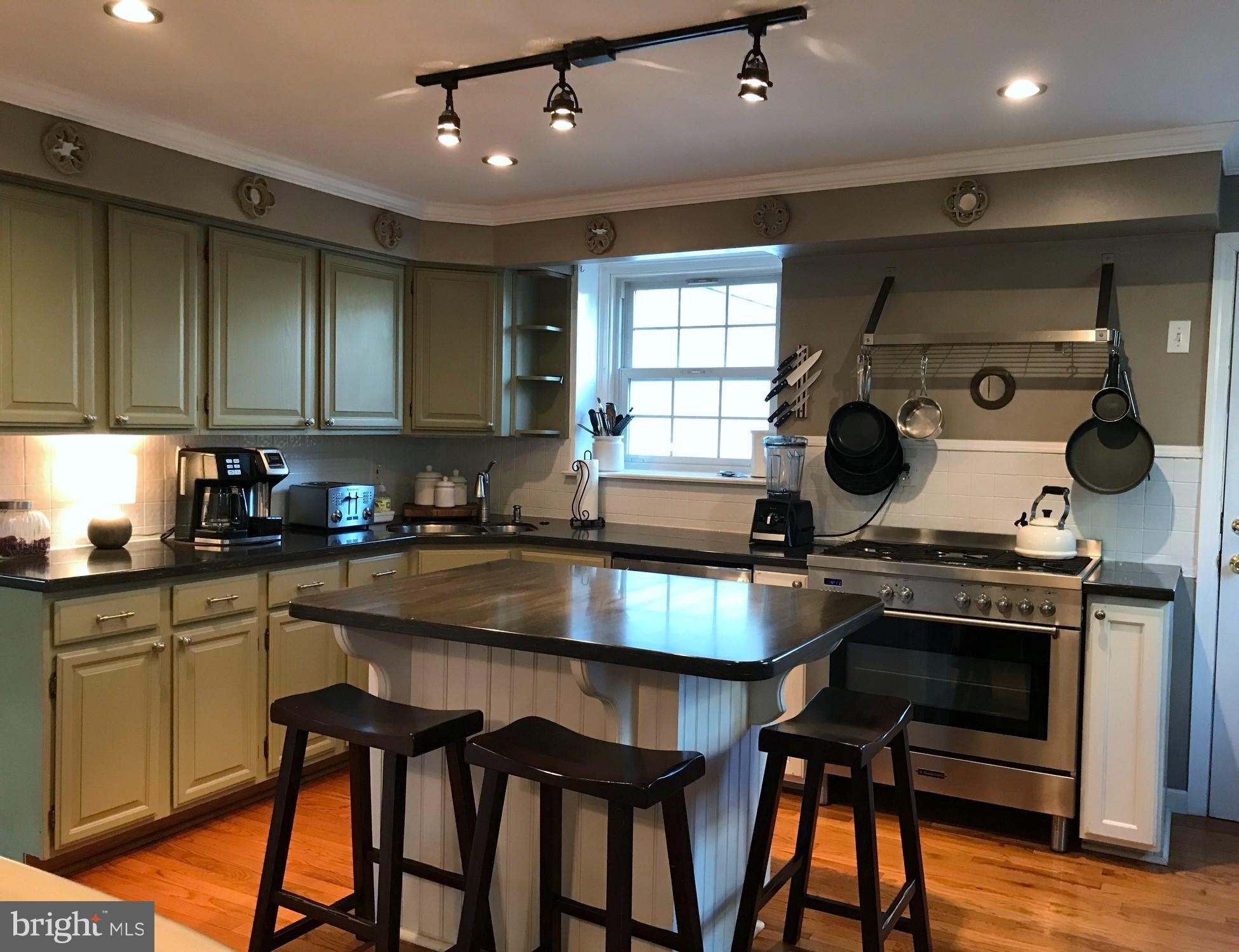 456 Maplewood Road Springfield, PA 19064 - Photo 8 of 30 Fabulous, welcoming Kitchen