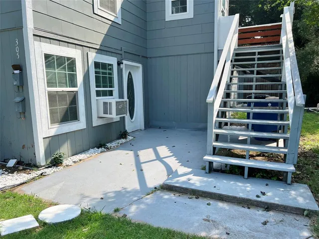 $925 | 305 South Preston Street, Unit B, Ennis, TX 75119