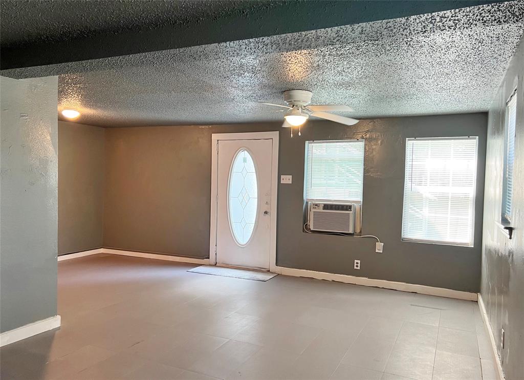 305 South Preston Street, Unit B Ennis, TX 75119 - Photo 4 of 10